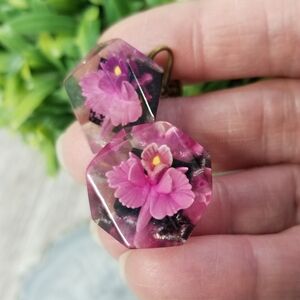 Vintage reverse carved lucite flower screw back earrings